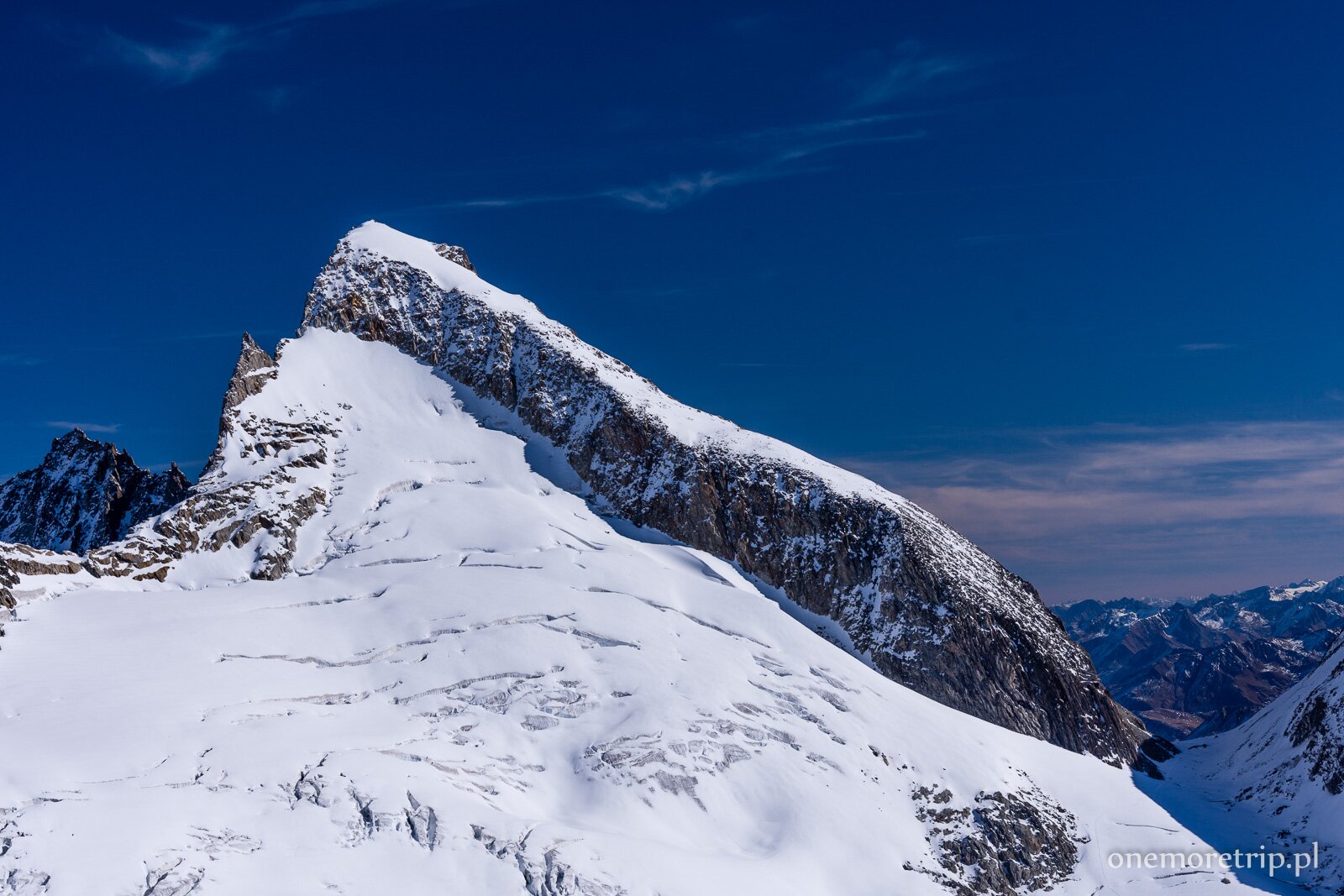 Oberaarhorn widziany z drogi na Finsteraarhorn (Alpy Berneńskie)